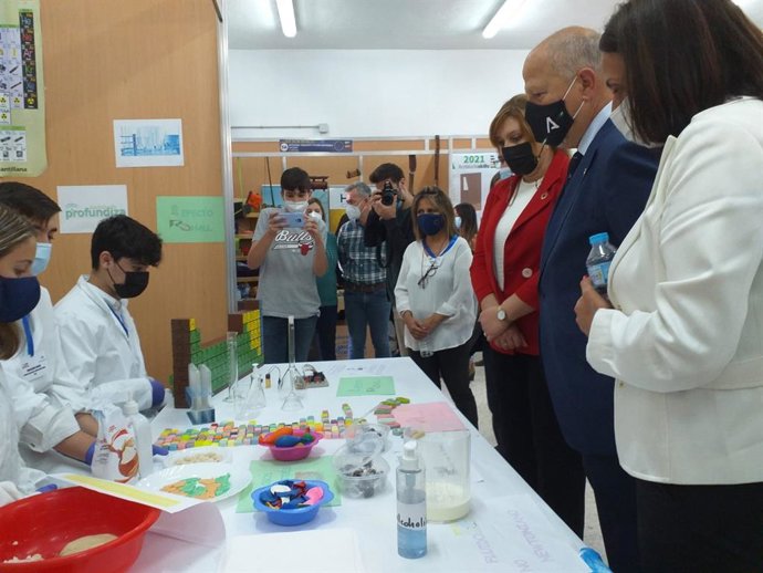 El consejero de Educación y Deporte, Javier Imbroda, en su visita al IES Don Bosco de Valverde del Camino (Huelva).