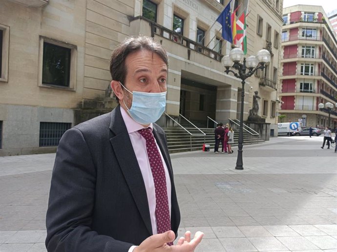 El juez decano de Bilbao, Aner Uriarte, en declaraciones a los peridistas ante el TSJPV