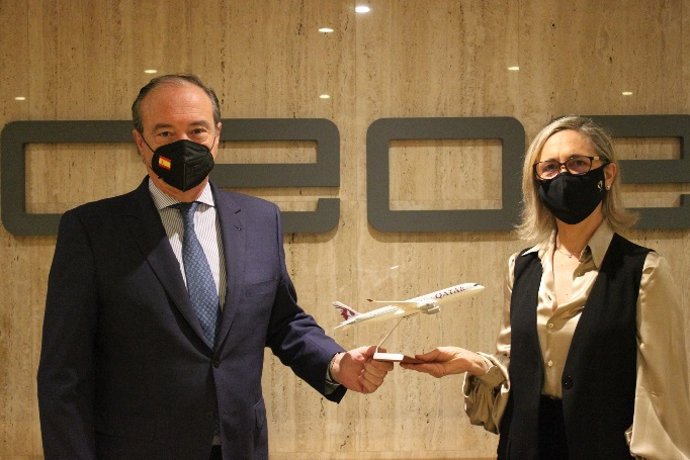 La firma del acuerdo de integración ha corrido a cargo del secretario general de CEOE, José Alberto González-Ruiz, y de la Country Manager Iberian Peninsula de Qatar Airways, Marimar Laveda.