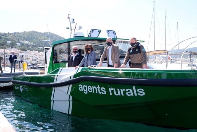 Josep Maria Quer, Teresa Jord, Marc Costa i Josep Antoni Mur durante la presentación de una nueva embarcación de Agents Rurals