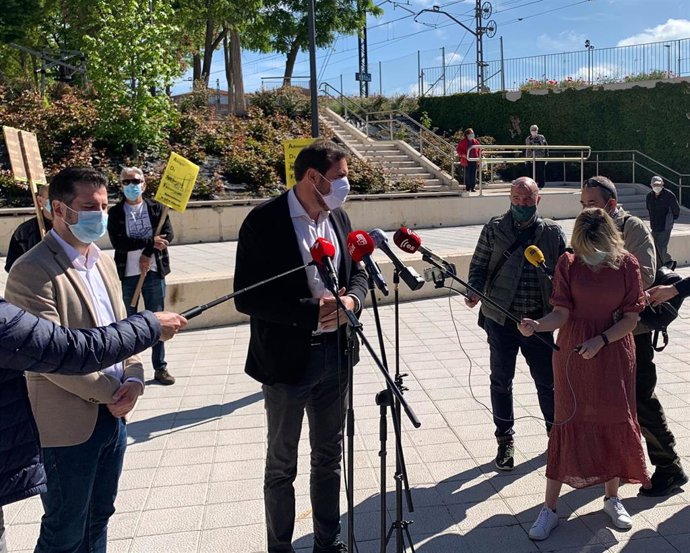 El alcalde de Valladolid atiende a los medios de comunicación en presencia del secretario general del PSOECyL, Luis Tudanca.