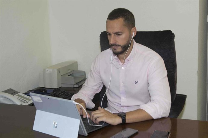 El vicepresidente segundo y responsable del Área de Transición Ecológica y Desarrollo Urbano Sostenible de la Diputación de Cádiz, Mario Fernández, durante la conferencia de la Agencia Provincial de Energía.