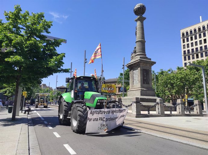 Manifestación de tractores por la PAC, en la plaza de Aragón, en Zaragoza.