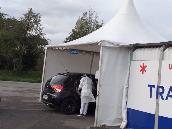 Archivo - Carpa de Transinsa en la que se ha instalado un Autocovid en Gijón, con coches esperando a la realización de las PCR.