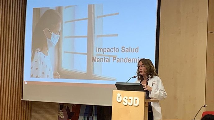 La jefa del Área de Salud mental del Hospital Sant Joan de Déu, Montse Dolz, durante la presentación del 12 informe FAROS que recoge los "principales problemas" en salud mental