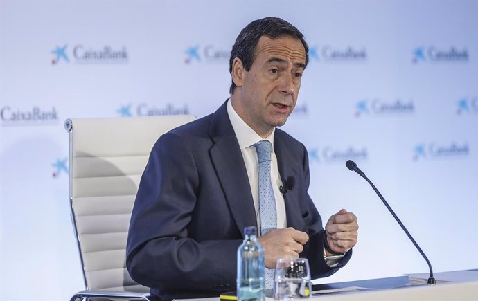 El consejero delegado de Caixabank, Gonzalo Gortázar durante una rueda de prensa para presentar los resultados del primer trimestre de 2021 de la entidad financiera, a 6 de mayo de 2021, en Valencia, Comunidad Valenciana, (España). Caixabank ha presenta