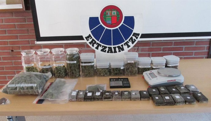 Droga incautada por la Ertzaintza en una operación en Pasaia