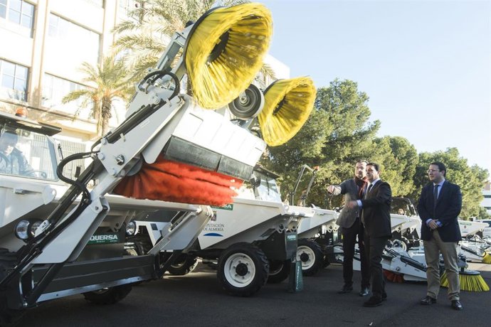 Archivo - Uno de los dumpers entregados