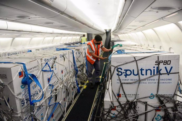 19 April 2021, Russia, Moscow: A general view of delivery of the Corona vaccine Sputnik V on a plane of Aerolineas Argentinas where 800,000 doses of the Russian vaccine are expected to arrive in the Argentinian capital. Photo: ---/telam/dpa