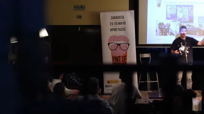 Archivo - Una de las actividades en un bar en el 'Pint of Science' de Zaragoza de 2016