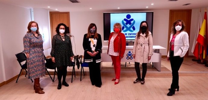 La dirigente 'popular', María José Sáenz de Buruaga,  se reúne con la presidenta del Colegio Oficial de Enfermeria de Cantabria, Mariluz Fernández.