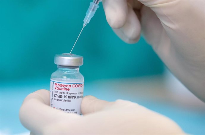 16 April 2021, North Rhine-Westphalia, Bielefeld: A nurse draws up the vaccine of the manufacturer Moderna against the coronavirus with a syringe, at the vaccination centre in the workshop for people with disabilities. Photo: Friso Gentsch/dpa