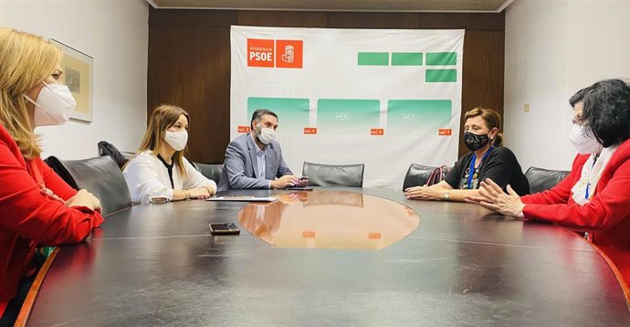 Verónica Pérez, en primer término, en una reunión para abordar las Urgencias de Villaverde