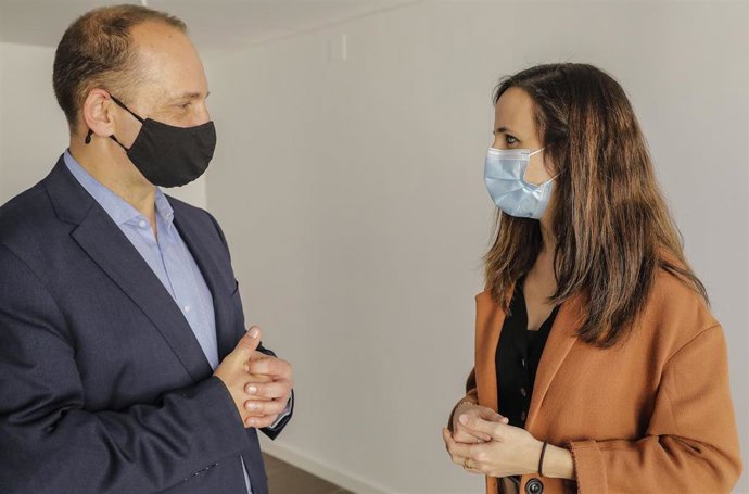 El vicepresidente segundo y conseller de Vivienda y Arquitectura Bioclimática, Rubén Martínez Dalmau y  la ministra de Derechos Sociales y Agenda 2030, Ione Belarra durante una visita institucional en Valncia