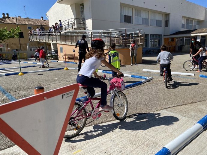 Alumnos del primer ciclo primaria del CEIP Bartomeu Ordines, en un taller de educación vial.