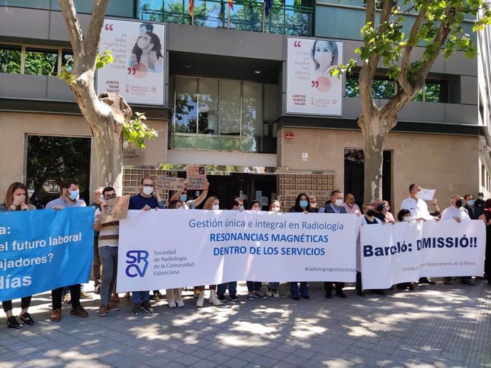 Trabajadores de Torrevieja, Alzira y SRCV se concentran contra la creación de una Empresa Pública de Sanidad