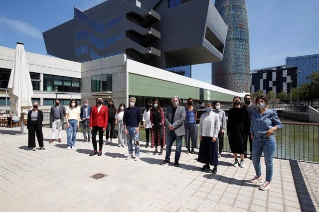 El Barcelona Fashion Forward es un programa del Ayuntamiento de Barcelona que apoya a diseñadores emergentes especializados en  confección y diseño de productos textiles, calzado, accesorios y complementos