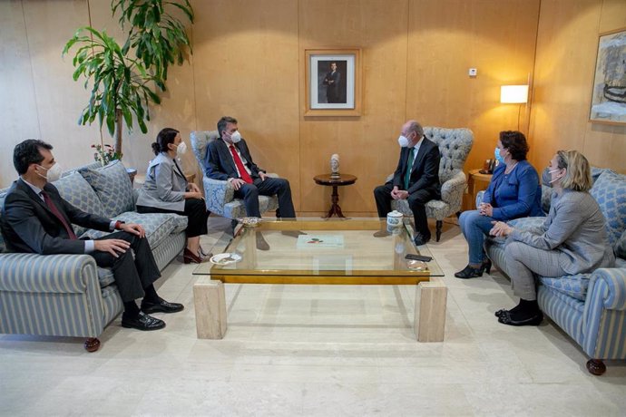 Villalobos y el consejero delegado de Vodafone España, durante una reunión en Diputación 