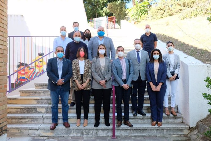 La delegada de Educación y Deporte, Mercedes García Paine, durante una  visita, junto a su equipo de la Delegación de Educación de Málaga, al IES Valle del Sol de Álora (Málaga)