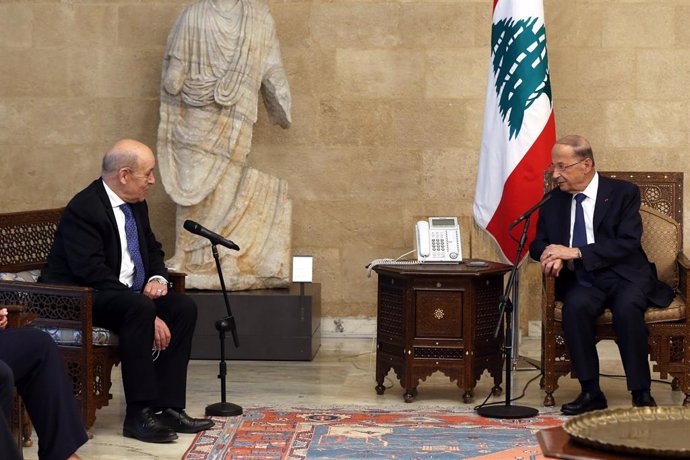 El ministro de Exteriores de Francia, Jean-Yves Le Drian (i), se reúne en Beirut con el presidente de Líbano, Michel Aoun