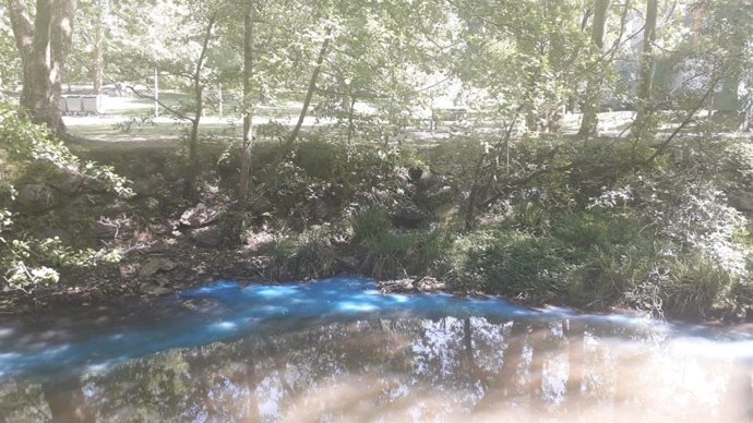Aguas teñidas de azul en río Castaños en Barakaldo a su paso por Gorostiza.