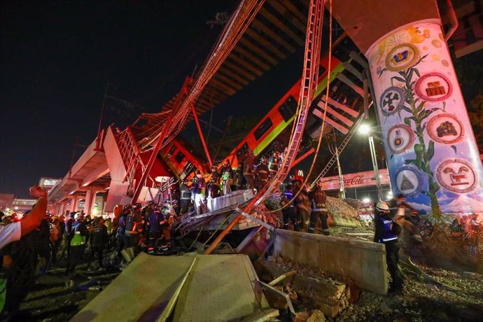 Equipos de rescate trabajan para sacar a los heridos tras un derrumbe en el metro de Ciudad de México.