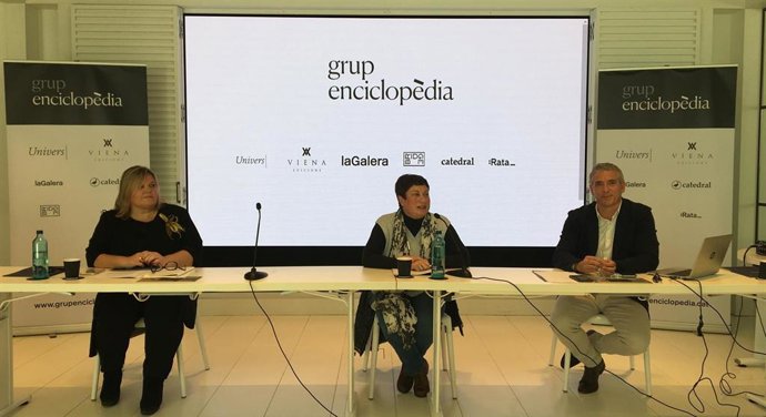 La directora del sello Univers, Ester Pujol; la directora editorial de Viena Edicions, Isabel Monsó, y el director general de Grup Enciclopdia, Joan Abell