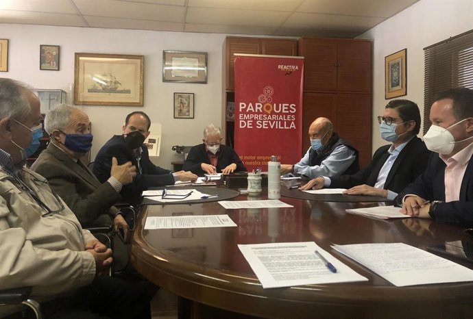 Pimentel se reúne con la junta directiva de la Asociación de Parques Empresariales de Sevilla (APES).