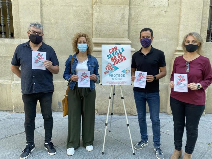 Presentación de la campaña 'Con Sevilla no se juega. Protege tu barrio', a las puertas del Ayuntamiento