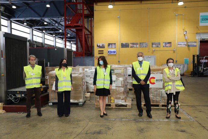 (I-D) El director del Centro de Coordinación de Alertas y Emergencias Sanitarias, Fernando Simón; la secretaria de Estado de Sanidad, Silvia Calzón; la secretaria de Estado de Cooperación, Ángeles Moreno; el embajador de India en España, Sanjay Verma y 