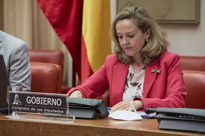 La vicepresidenta segunda del Gobierno y ministra de Asuntos Económicos y Transformación Digital, Nadia Calviño, comparece en comisión de su departamento, en el Congreso de los Diputados, a 6 de mayo de 2021, en Madrid (España). 