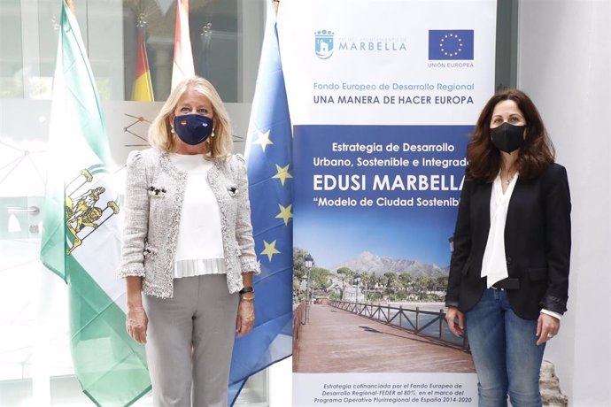 La alcaldesa de Marbella, Ángeles Muñoz, y la jefa de Gabinete de Alcaldía y responsable técnica de la Unidad de Gestión EDUSI, Carmen Palomo, en rueda de prensa