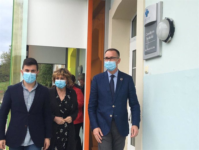 El consejero de Salud, Pablo Fernández Muñiz, visita un consultorio en Cudillero