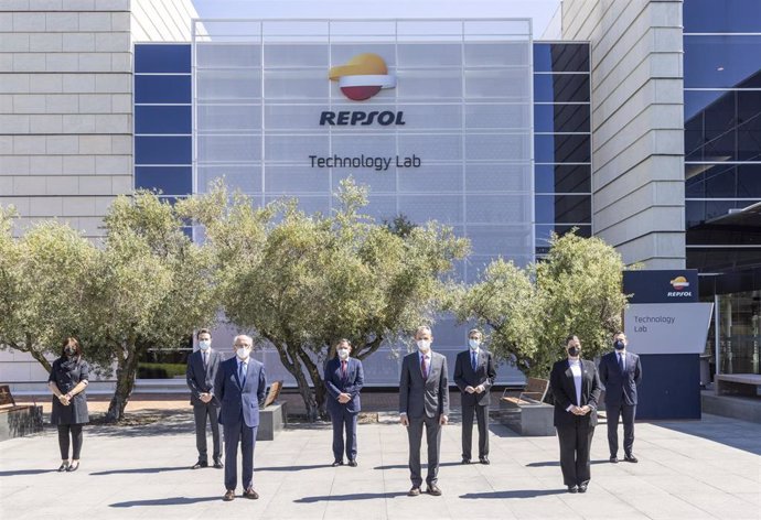 El ministro de Ciencia e Innovación, Pedro Duque, visita el Repsol Technology Lab en Móstoles
