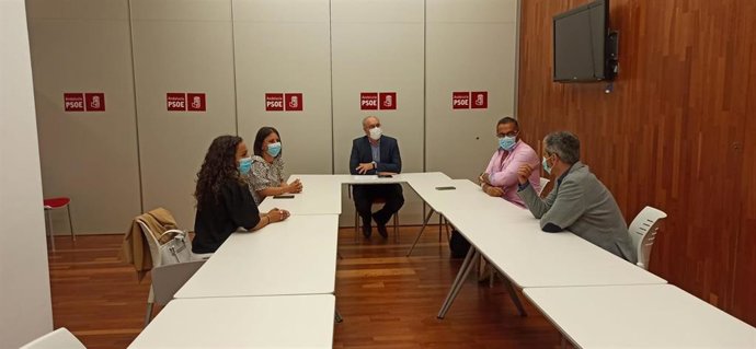 Durán (centro, al fondo), con los alcaldes de las ELA de Algallarín, La Redondela y La Bobadilla, en la sede del PSOE de Córdoba.