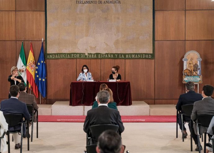 La presidenta del Parlamento, Marta Bosquet, participa en la lectura del manifiesto por el Día de la Convención Internacional de las personas con discapacidad