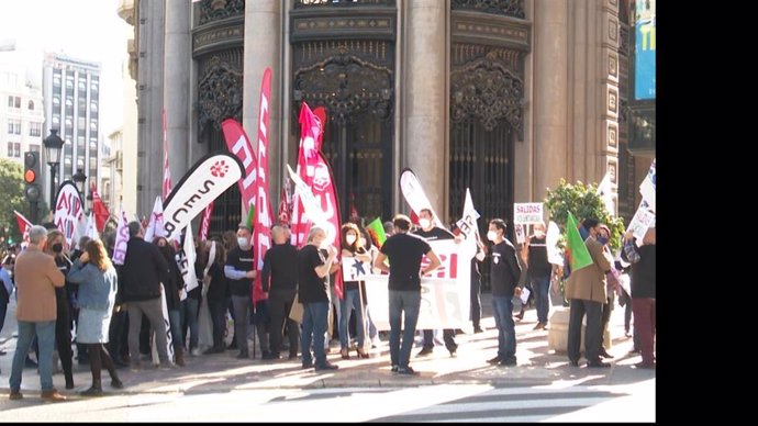 Protesta de trabajadores de CaixaBank ante la sede en Valncia