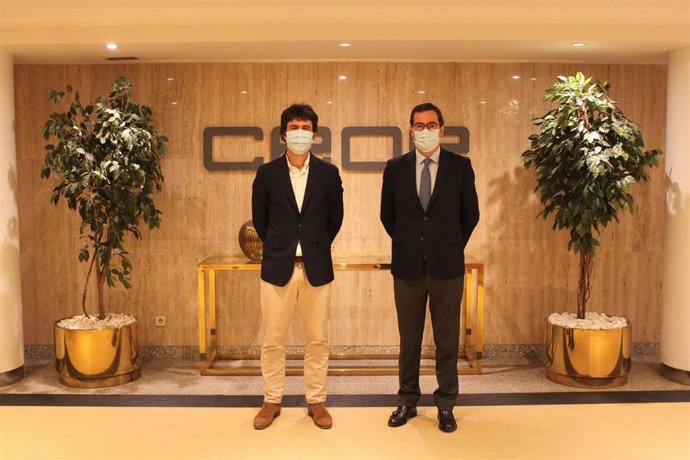 El presidente de la CEOE, Antonio Garamendi, y el director general de Just Eat en España, Patrik Bergareche