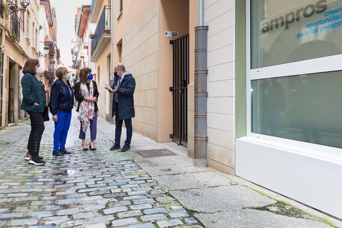 La consejera de Empleo y Servicios Sociales, Ana Belén Álvarez,en su visita a las viviendas de Ampros en Laredo