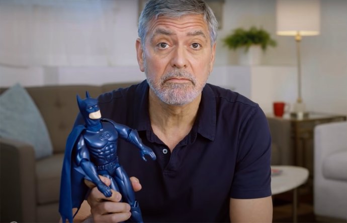 George Clooney se rie de los Bat-pezones en este desternillante anuncio