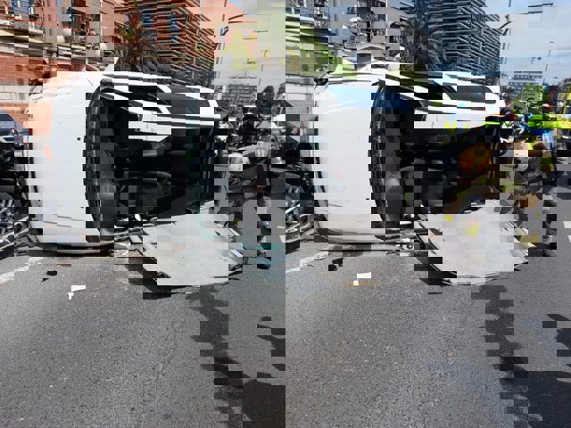 Bomberos descapotan un vehículo que habían sufrido un accidente en Logroño