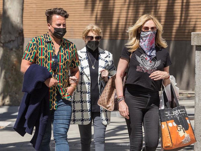 Mila Ximénez y Belén Rodríguez disfrutan de un agradable paseo junto a un amigo