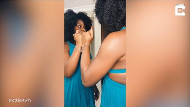 Sharonna y Karonna Atkins, de Jamaica, fingieron ser una sola mujer mirándose al espejo