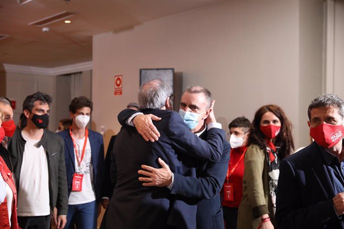 El candidat del PSOE a la presidncia de la Comunitat de Madrid, Angel Gabilondo, abraa el secretari d'estat per a l'Esport, José Manuel Franco.