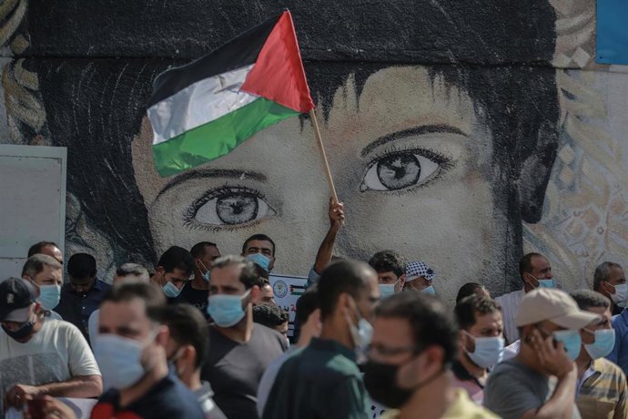 Archivo - Palestinos participan en una protesta contra la reducción de la cesta de alimentos frente a la sede de UNRWA en Gaza.