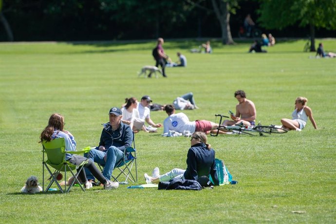 Archivo - Personas mantienen la distancia física en un parque de Cambridge, Reino Unido. 