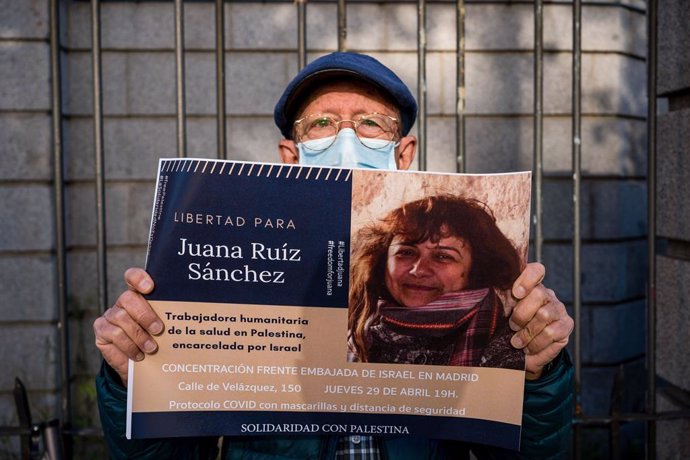 29 April 2021, Spain, Madrid: A protester holds a placard with the picture of Spanish citizen Juana Ruiz, who has been detained in Israel since 13 April, during a demonstration demanding her release in front of the Israeli embassy in Madrid. Juana Ruiz,