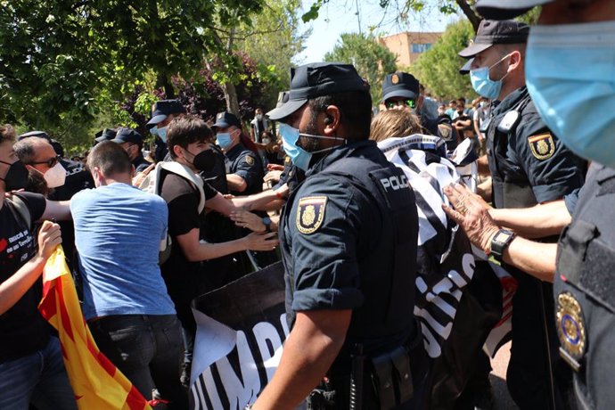 Actuación policial en la protesta de unos jóvenes por la visita de Felipe VI a la UJI