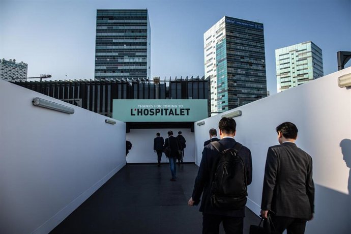 Archivo - Vistantes del Mobile World Congress Barcelona - MWC 2019 en la entrada de Fira Barcelona.