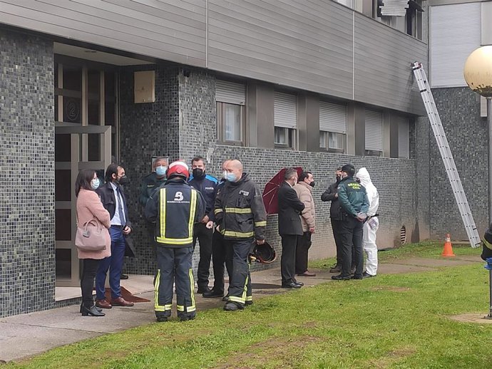 Archivo - Intervención de bomberos en un incendio con dos fallecidos en Villaviciosa